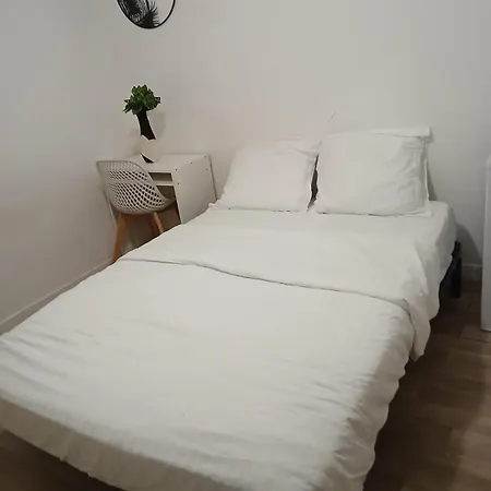 Chambre A 20 Minutes De Paris Notre Dame, Appartement Commun Bed & Breakfast