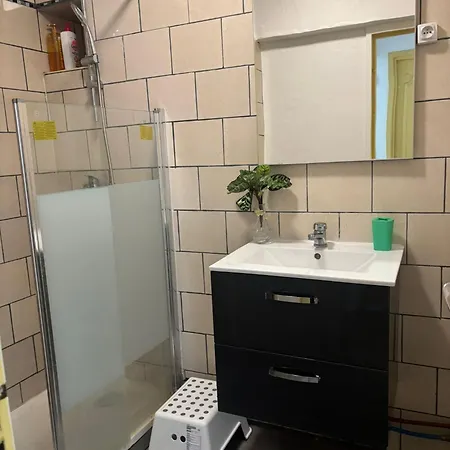 Chambre A 20 Minutes De Paris Notre Dame, Appartement Commun Bed & Breakfast